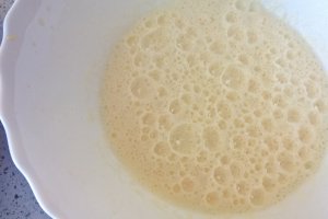 Clatite cu topping de ciocolata, banane si arahide