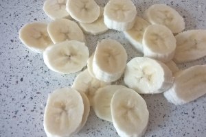 Clatite cu topping de ciocolata, banane si arahide