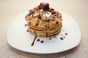 Clatite cu topping de ciocolata, banane si arahide