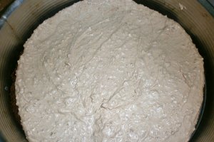 Tort aniversar cu crema de ganache cu nuci caramelizate