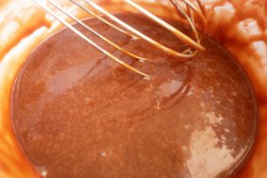 Tort aniversar cu crema de ganache cu nuci caramelizate