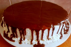 Tort aniversar cu crema de ganache cu nuci caramelizate