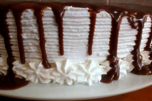 Tort aniversar cu crema de ganache cu nuci caramelizate