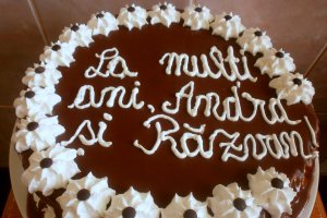 Tort aniversar cu crema de ganache cu nuci caramelizate