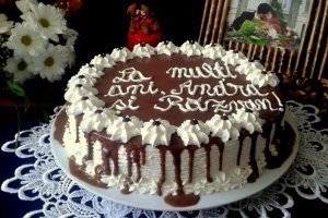 Tort aniversar cu crema de ganache cu nuci caramelizate