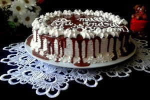 Tort aniversar cu crema de ganache cu nuci caramelizate