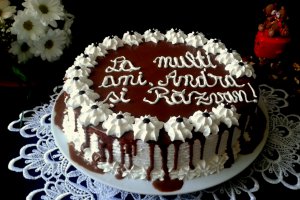 Tort aniversar cu crema de ganache cu nuci caramelizate