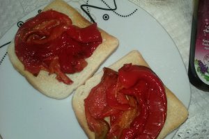 Sandvis cu ton si ardei copt