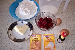 Mini tort de clătite cu sos de capșuni