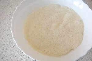 Mini tort de clătite cu sos de capșuni