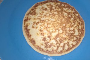 Mini tort de clătite cu sos de capșuni