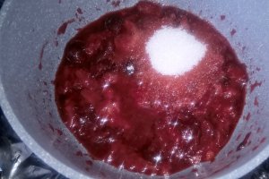 Mini tort de clătite cu sos de capșuni