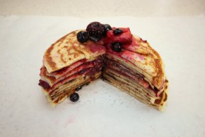 Mini tort de clătite cu sos de capșuni