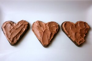 Tortulete-inima din clatite cu cacao si crema de ganache