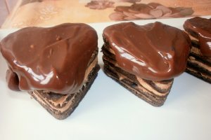 Tortulete-inima din clatite cu cacao si crema de ganache