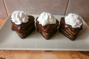 Tortulete-inima din clatite cu cacao si crema de ganache