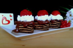 Tortulete-inima din clatite cu cacao si crema de ganache