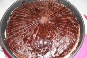 Tort cu mascarpone, ciocolata si visine