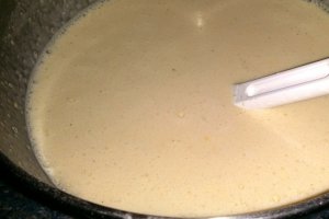 Clatite cu crema de brânză și fructe de pădure
