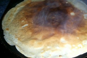 Clatite cu crema de brânză și fructe de pădure