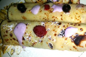 Clatite cu crema de brânză și fructe de pădure