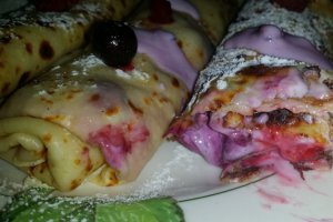 Clatite cu crema de brânză și fructe de pădure