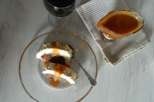 Rulada cu sos caramel si mascarpone