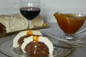 Rulada cu sos caramel si mascarpone
