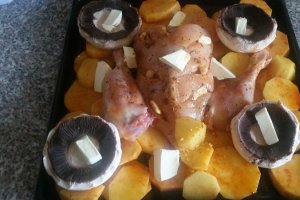 Piept de pui aromat cu cartofi la cuptor