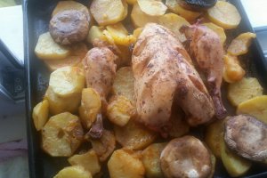Piept de pui aromat cu cartofi la cuptor