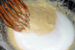 Clatite bicolore cu crema de vanilie, mar si nuci caramelizate