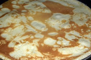 Clatite bicolore cu crema de vanilie, mar si nuci caramelizate