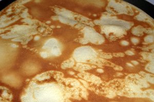 Clatite bicolore cu crema de vanilie, mar si nuci caramelizate