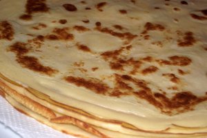 Clatite bicolore cu crema de vanilie, mar si nuci caramelizate