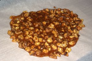 Clatite bicolore cu crema de vanilie, mar si nuci caramelizate
