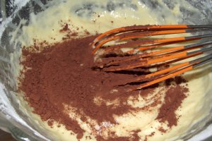 Clatite bicolore cu crema de vanilie, mar si nuci caramelizate