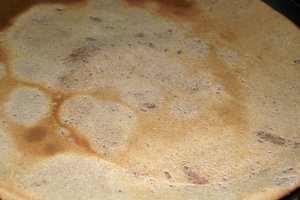 Clatite bicolore cu crema de vanilie, mar si nuci caramelizate