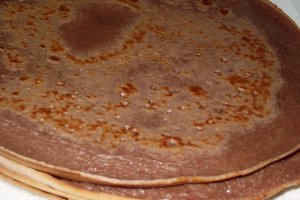 Clatite bicolore cu crema de vanilie, mar si nuci caramelizate