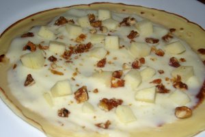 Clatite bicolore cu crema de vanilie, mar si nuci caramelizate
