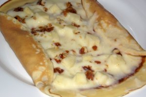 Clatite bicolore cu crema de vanilie, mar si nuci caramelizate