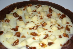 Clatite bicolore cu crema de vanilie, mar si nuci caramelizate