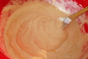 Tort cu crema chantilly