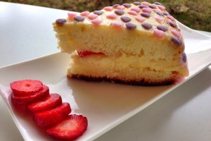 Tort cu crema chantilly