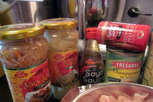 CLĂTITE APERITIV CU PUI, CIUPERCI, BAMBUS ȘI MUGURI DE FASOLE