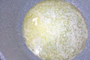 Clatite invelite in ciocolata alba cu crema de vanilie