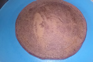 Clatite invelite in ciocolata alba cu crema de vanilie