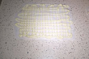 Clatite invelite in ciocolata alba cu crema de vanilie