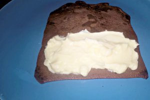 Clatite invelite in ciocolata alba cu crema de vanilie