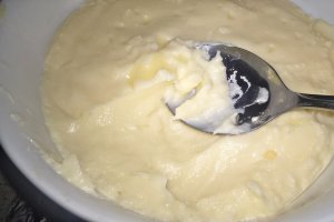 Clatite invelite in ciocolata alba cu crema de vanilie