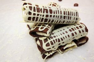 Clatite invelite in ciocolata alba cu crema de vanilie